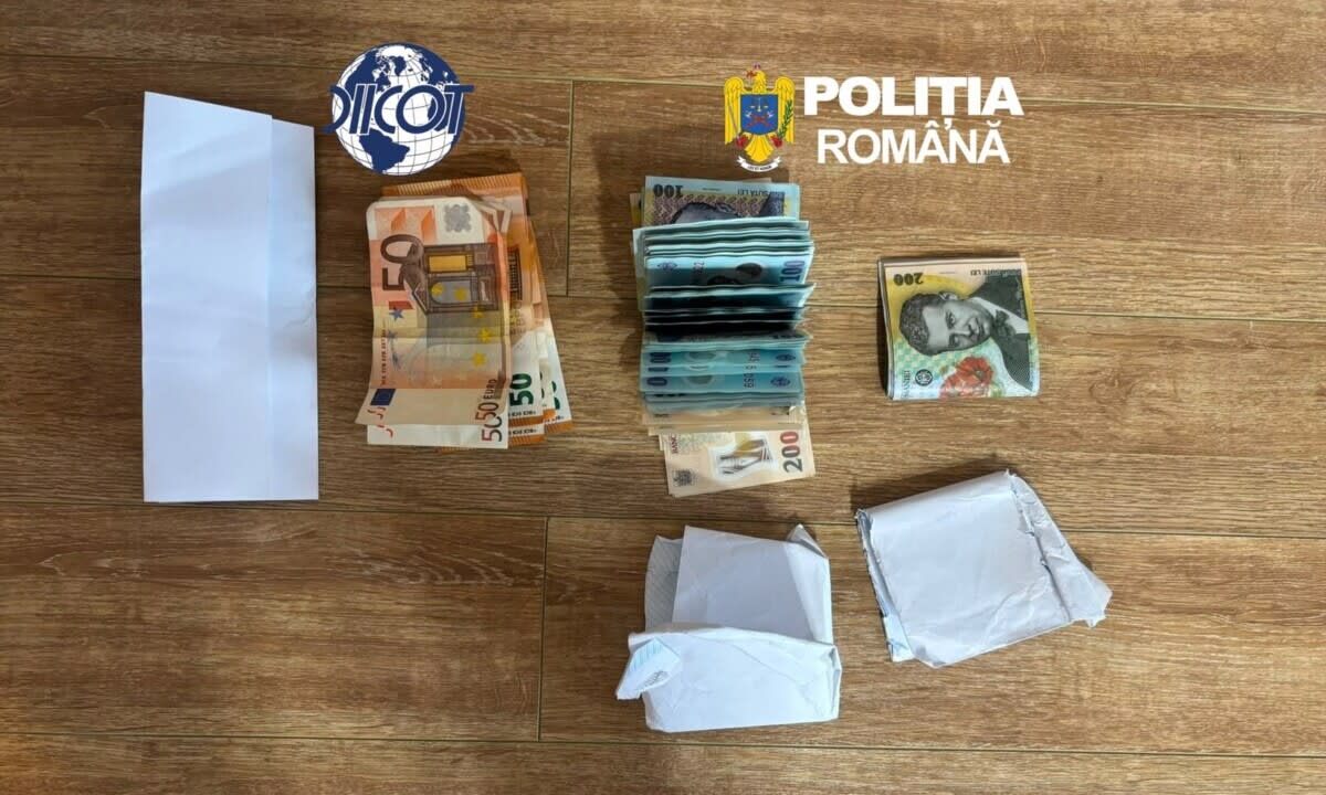 Polițiști și procurori în timpul perchezițiilor la domicilii și sedii sociale