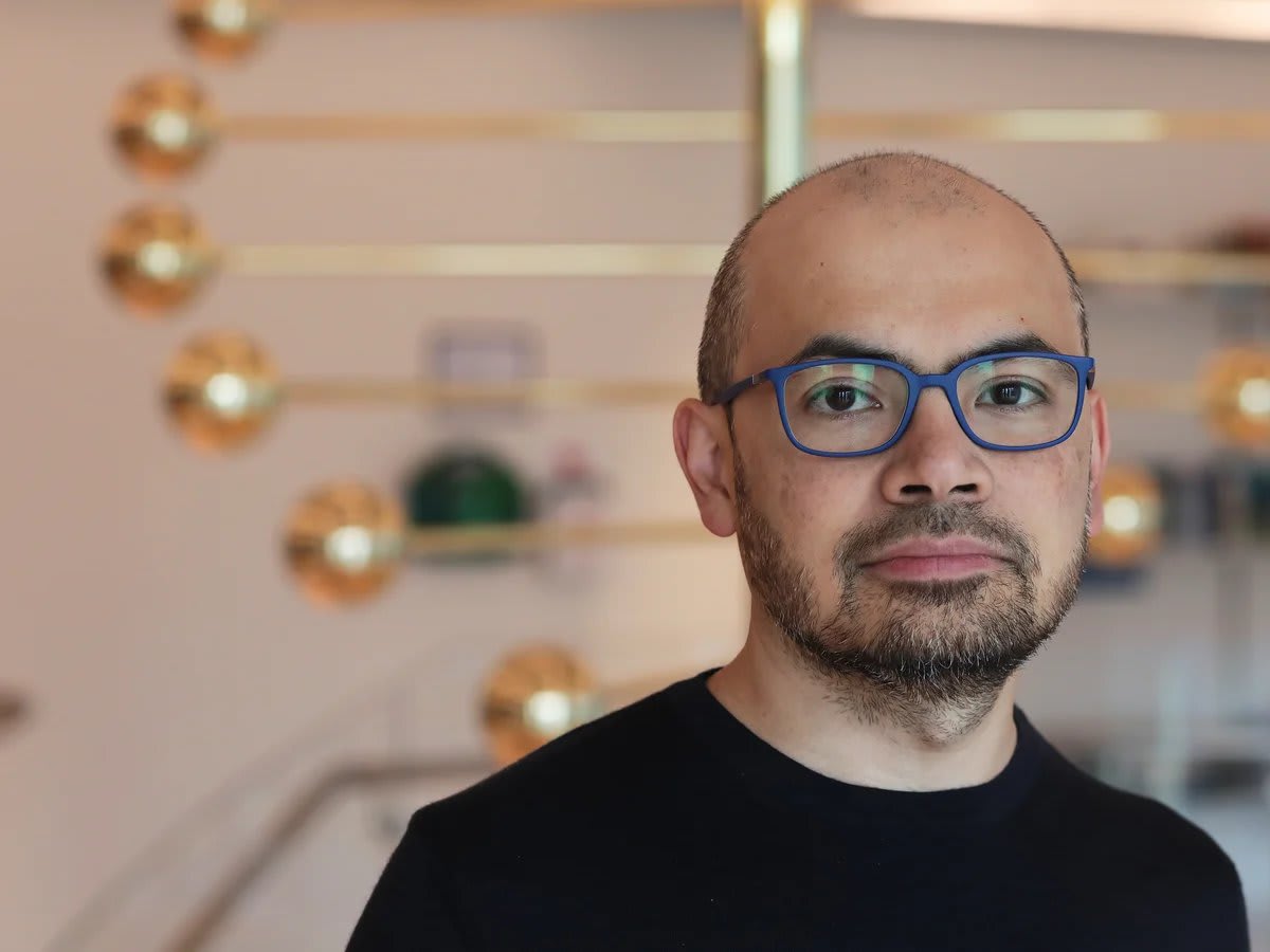 Directorul Google DeepMind Demis Hassabis solicitând reglementări pentru AI