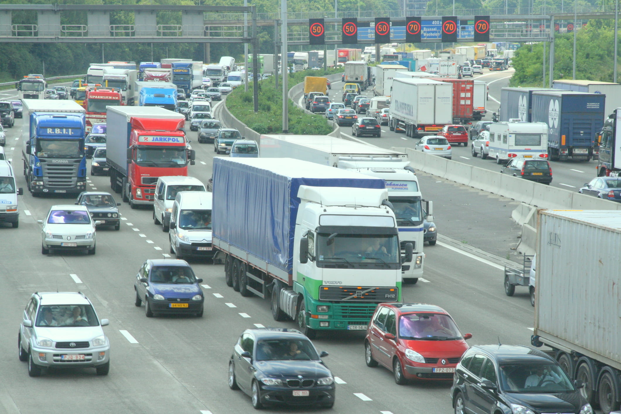 Camioane de transport marfă în trafic, România, fotografie cu autovehicule în mișcare