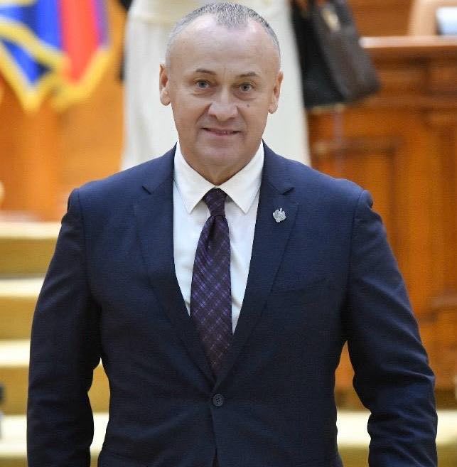 Elevi și profesor în sala de examen, simbol al învățământului din Vâlcea