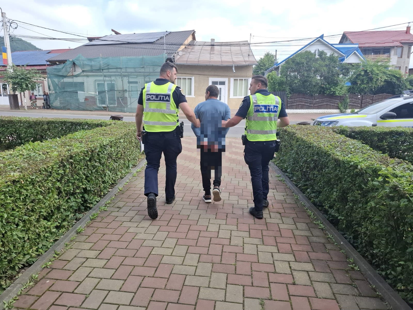 Polițiști în acțiune la un incident de distrugere
