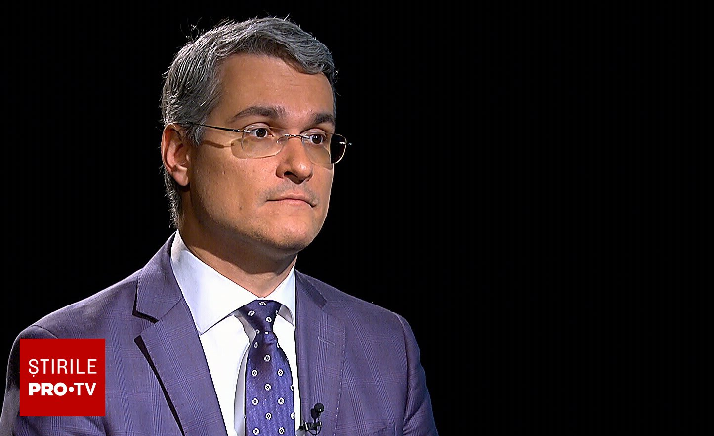 Procurori DIICOT în timpul perchezițiilor la sediul unei instituții