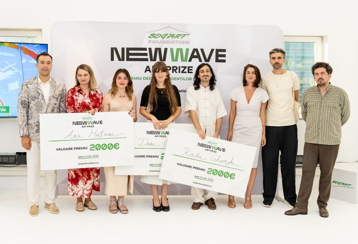 Trei studenți români prezentând lucrări de artă inspirate de AI