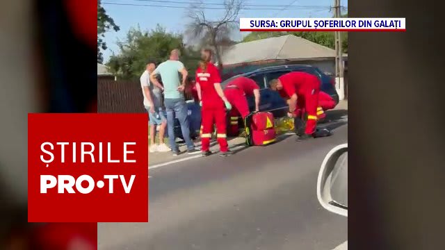 Mașină avariată pe drum, echipaj SMURD în acțiune, familie în situație de urgență
