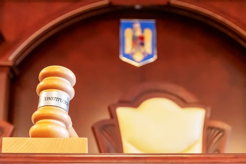 Judecători CCR în sala de judecată în timpul deciziei