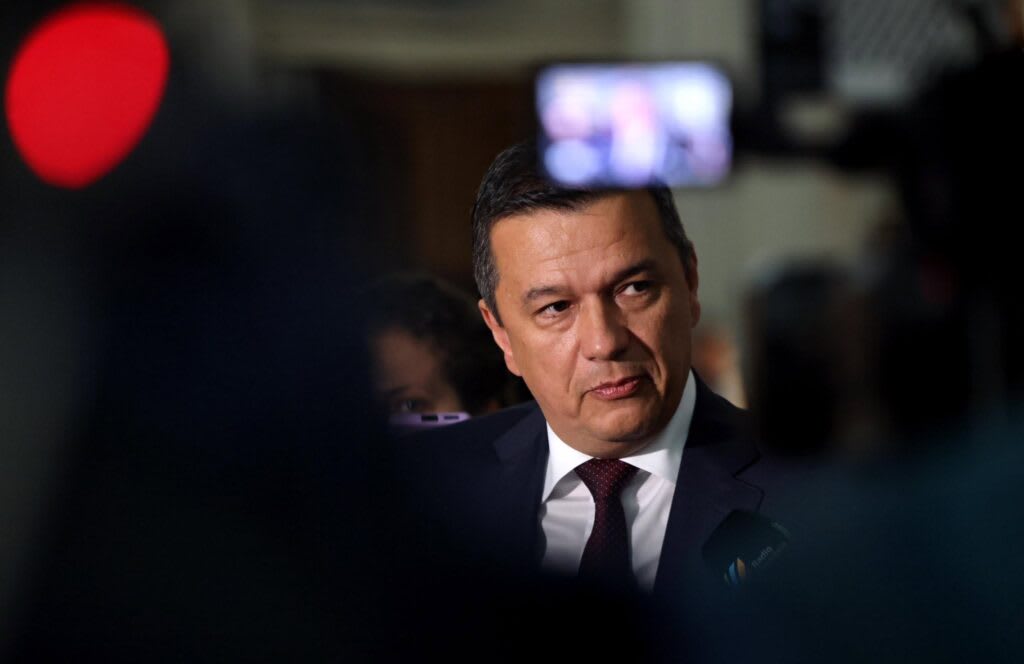 Sorin Grindeanu în discurs public, gesticulând în fața Camerelor Deputaților