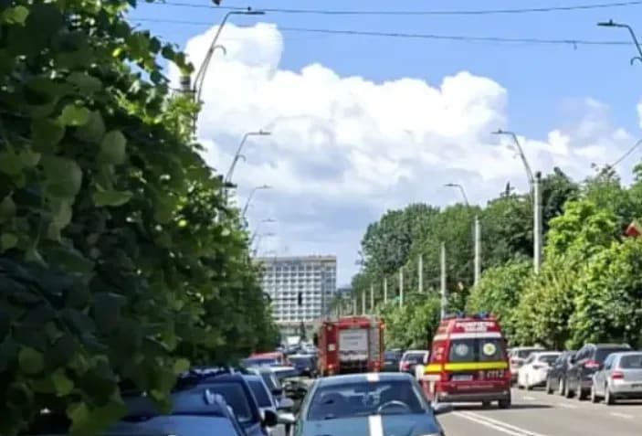 Pompieri din Onești stingând un incendiu la un autovehicul în comuna Oituz