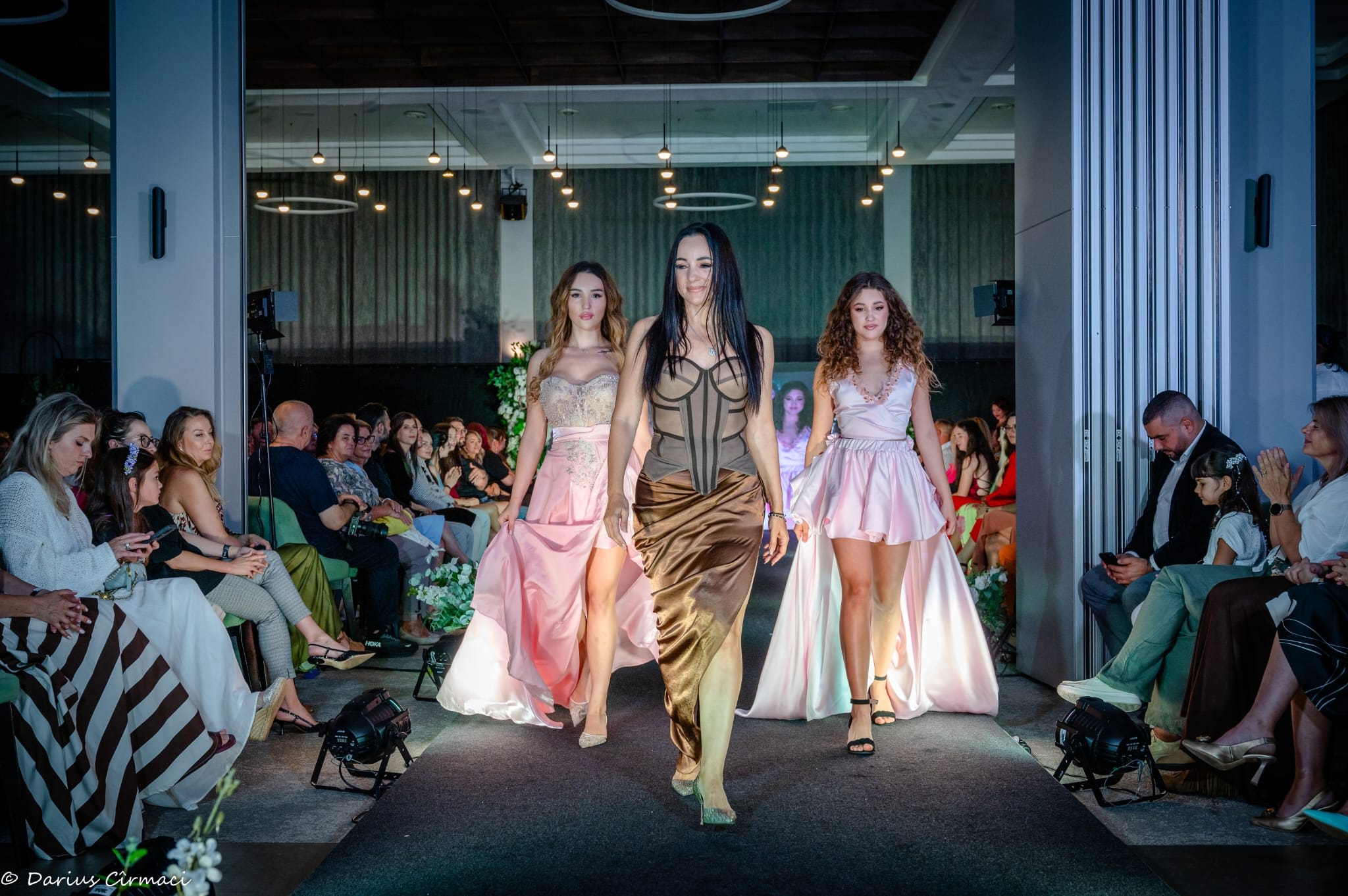 Designer Loredana Alexandru prezentând colecția la ZETO Fashion Show