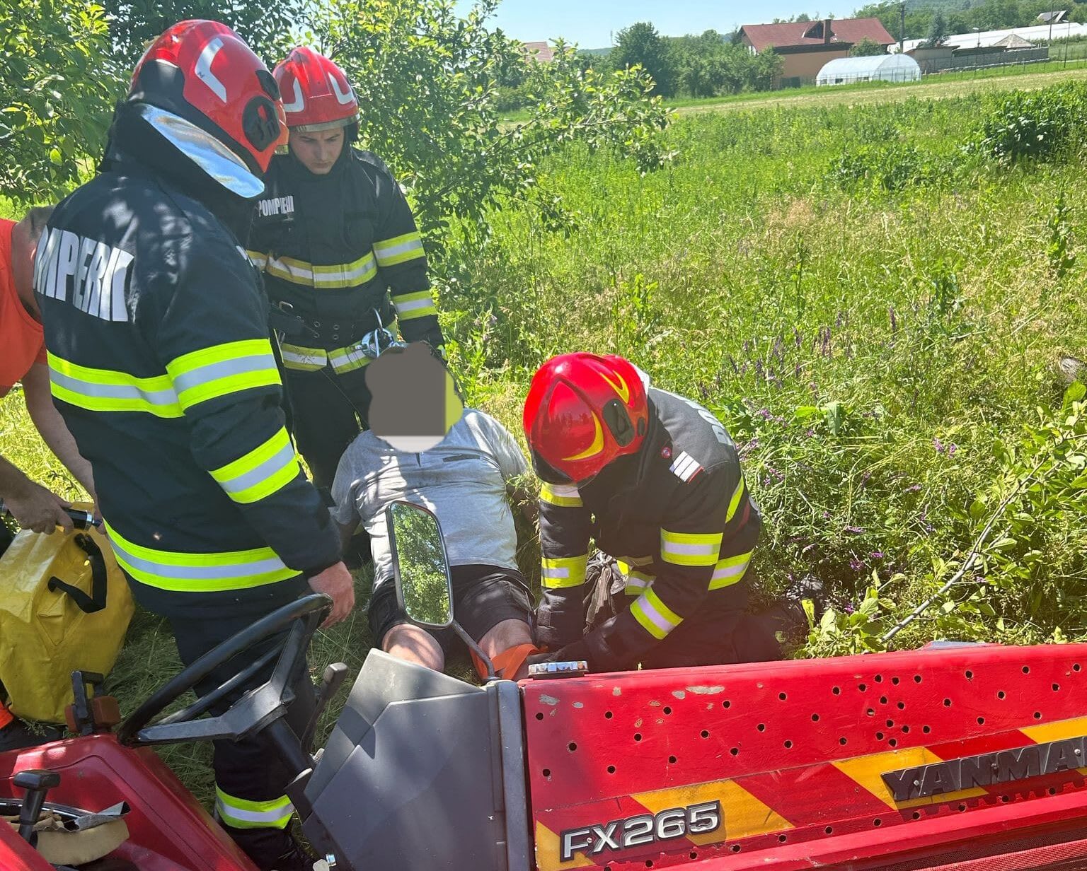 Pompieri intervenind la accident cu tractorul răsturnat în Argeș