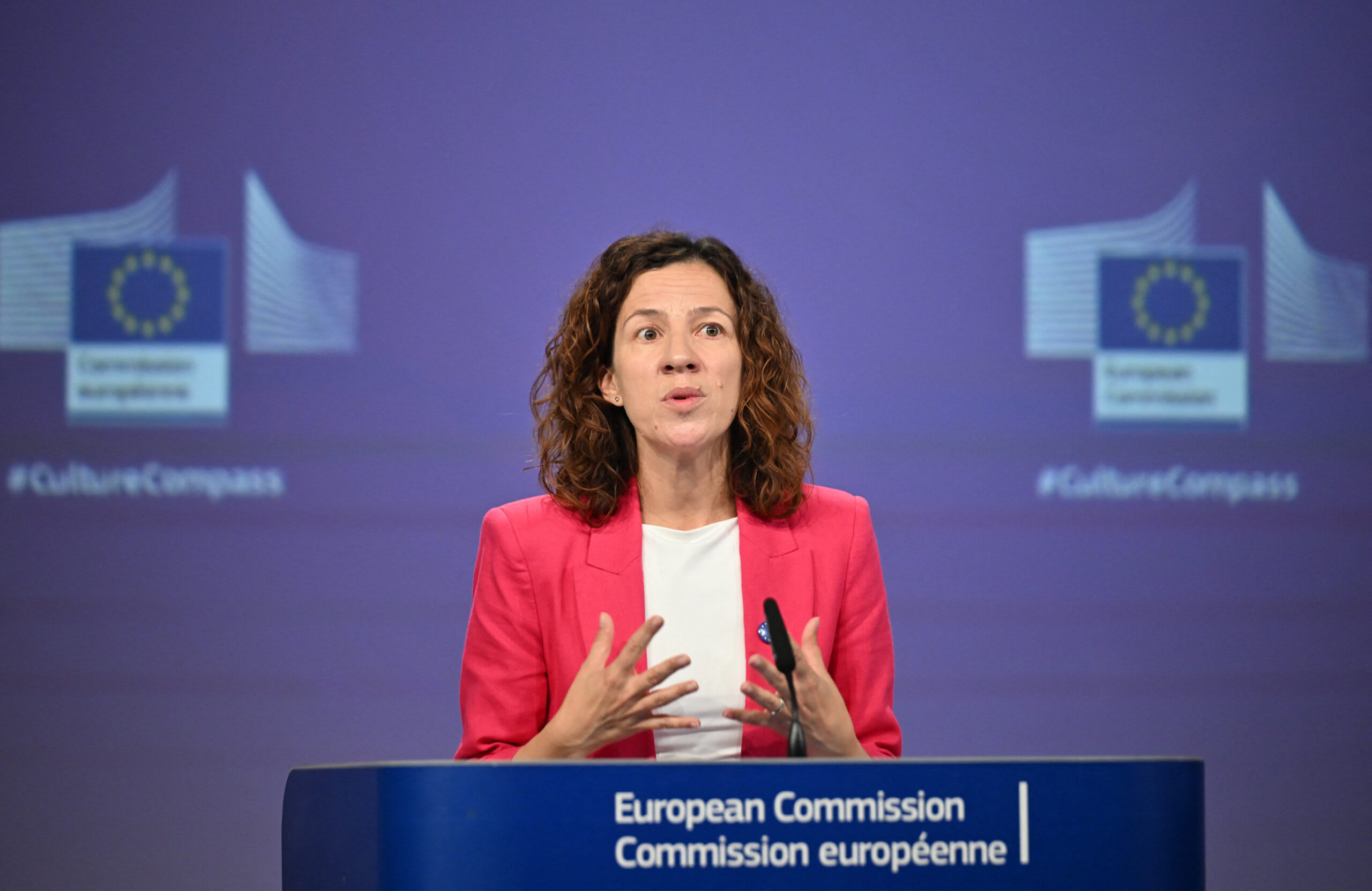 Roxana Mînzatu în timpul unei conferințe europene despre educație