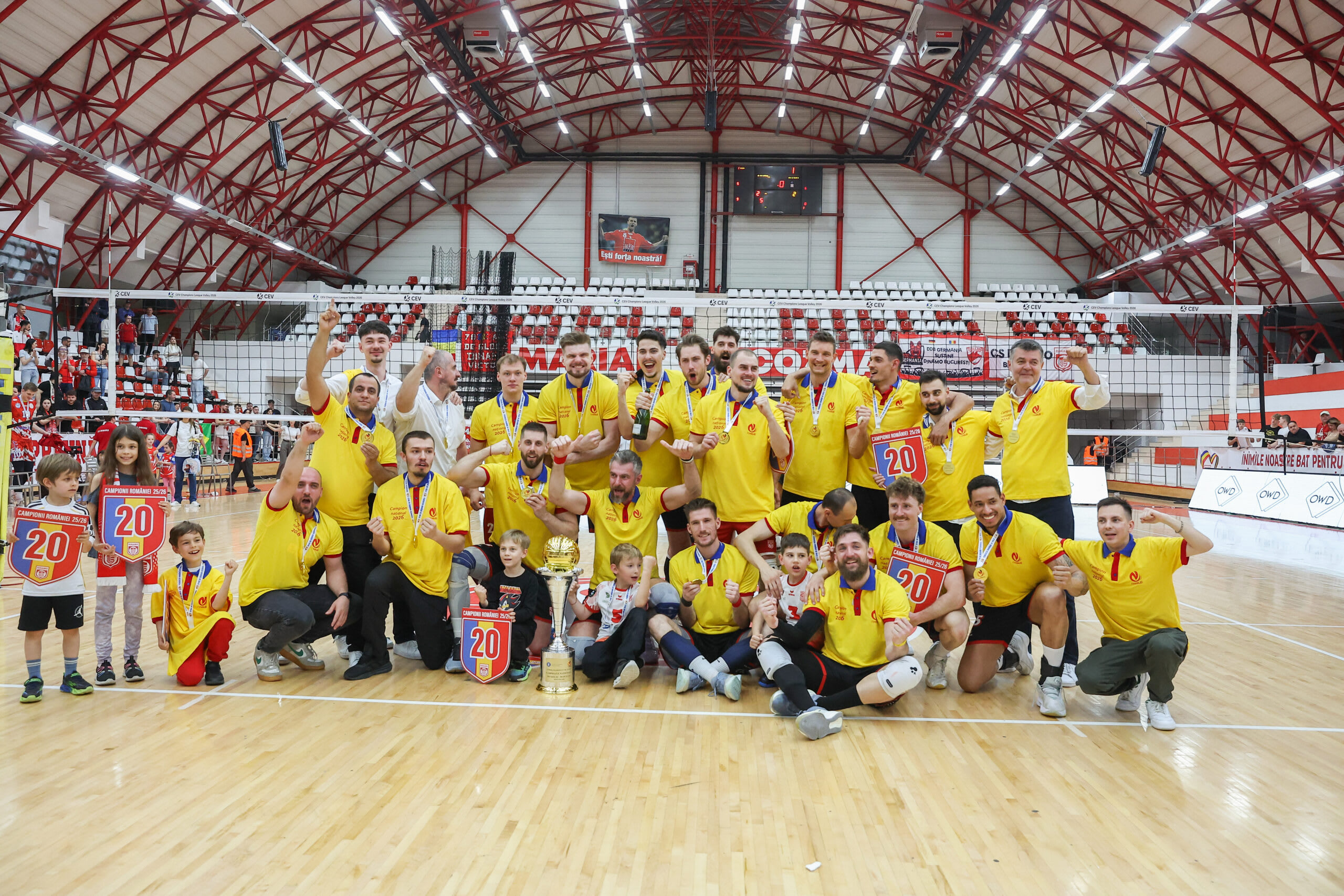 Echipa Dinamo București în meci de volei european