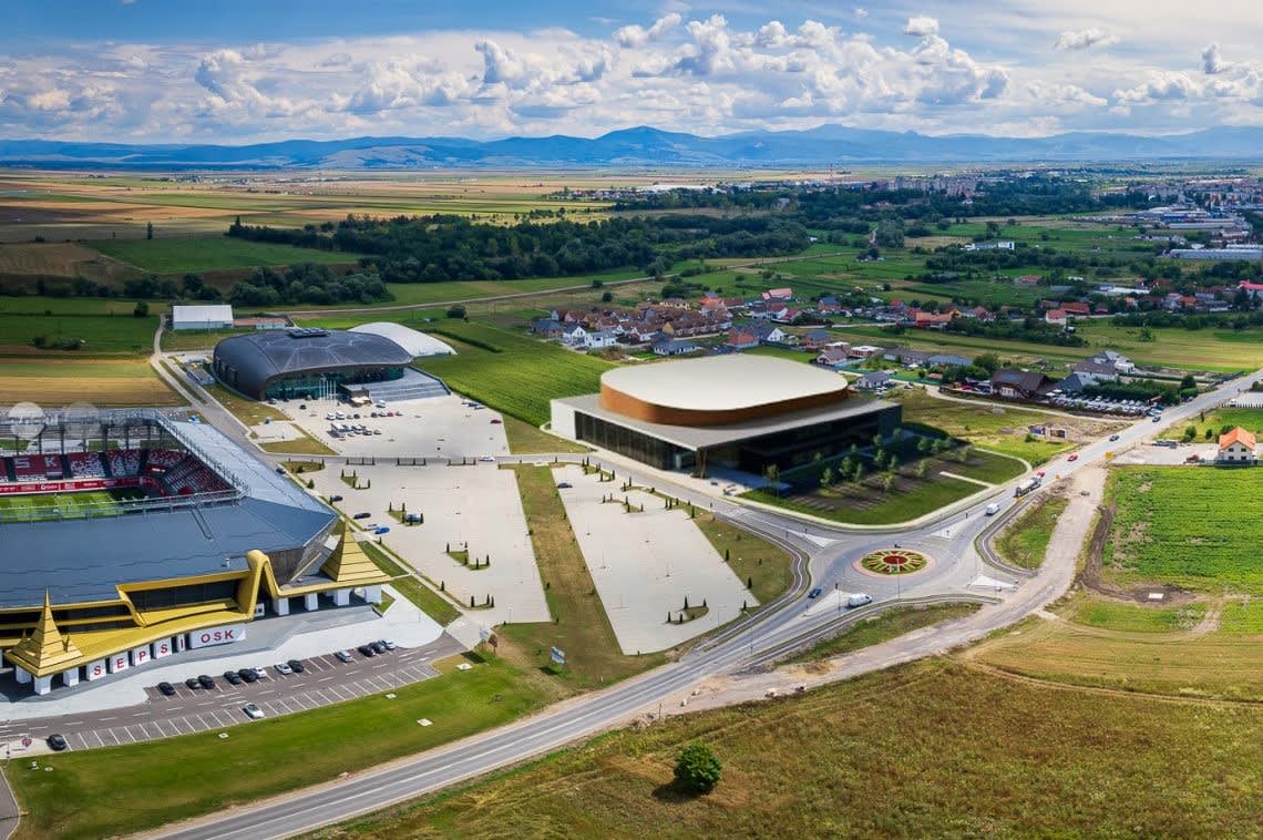 Construirea patinoarului în Sfântu Gheorghe, muncitori și schele