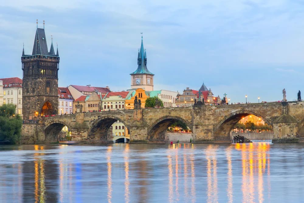 Peisaj panoramic al orașului Praga cu Castelul și Podul Carol