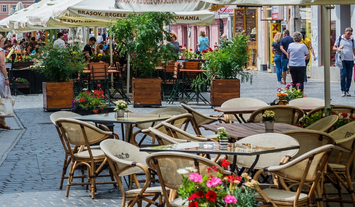 Papanaș românesc cu foiță de aur, desert luxos din Brașov