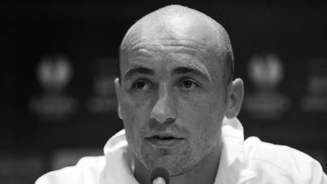 Gabi Mureșan în timpul unui meci de fotbal, acțiune pe teren