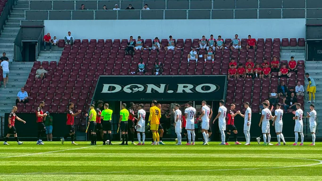 Jucători de fotbal în acțiune pe stadionul Dr. Constantin Rădulescu, Cluj-Napoca