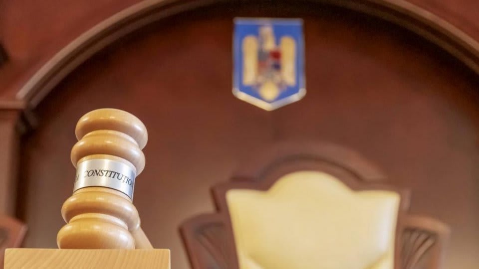 Judecători CCR în sala de judecată, discuție juridică