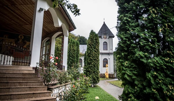 Credincioși participând la slujbă la Mănăstirea Vasiova