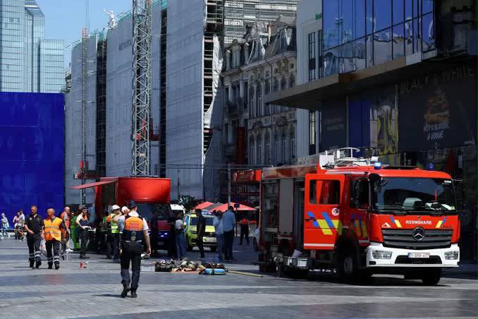 Echipaj de pompieri intervenind la un incendiu într-o clădire din Bruxelles