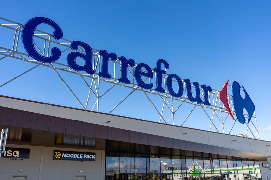 Angajat Carrefour asistând o persoană cu dizabilități în magazin