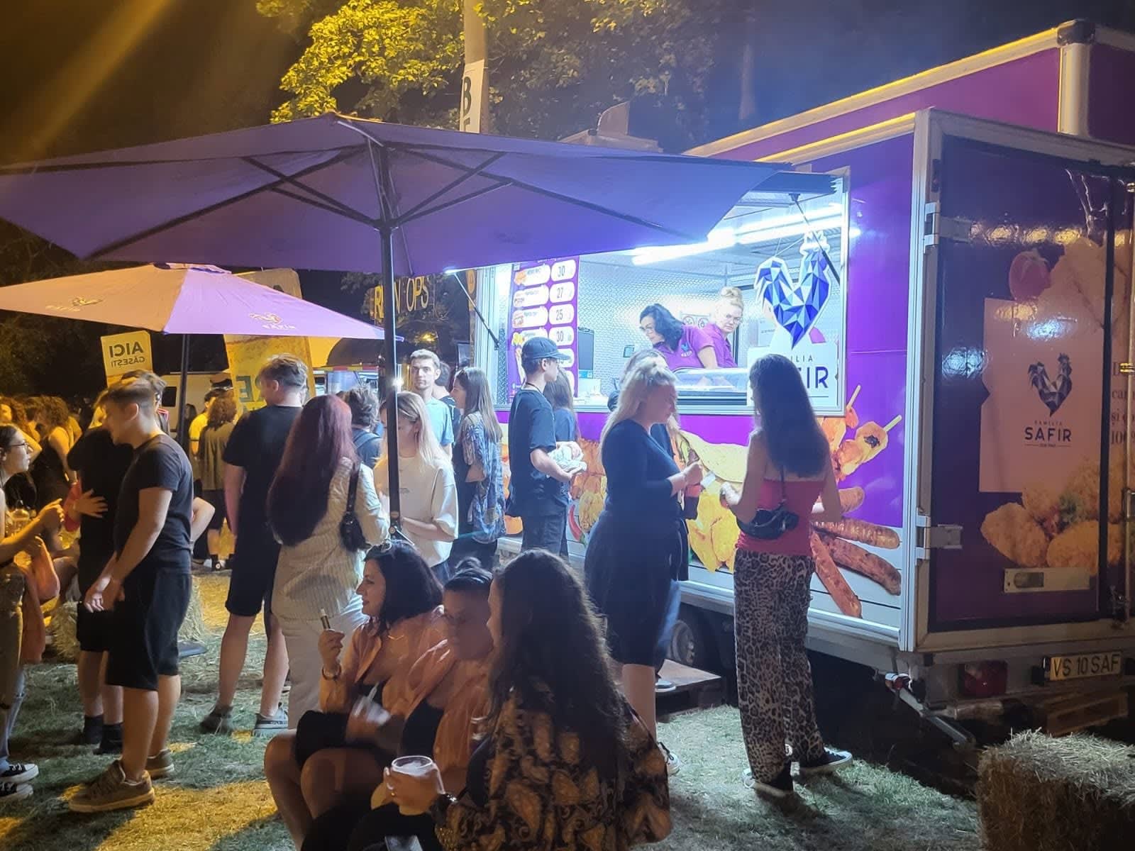 Stand holding familia SAFIR la festival cu produse din carne de pui