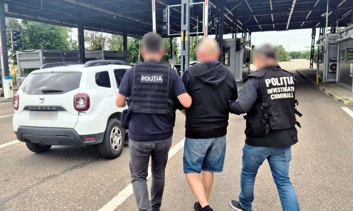 Polițiști de frontieră reținând un bărbat la Albița