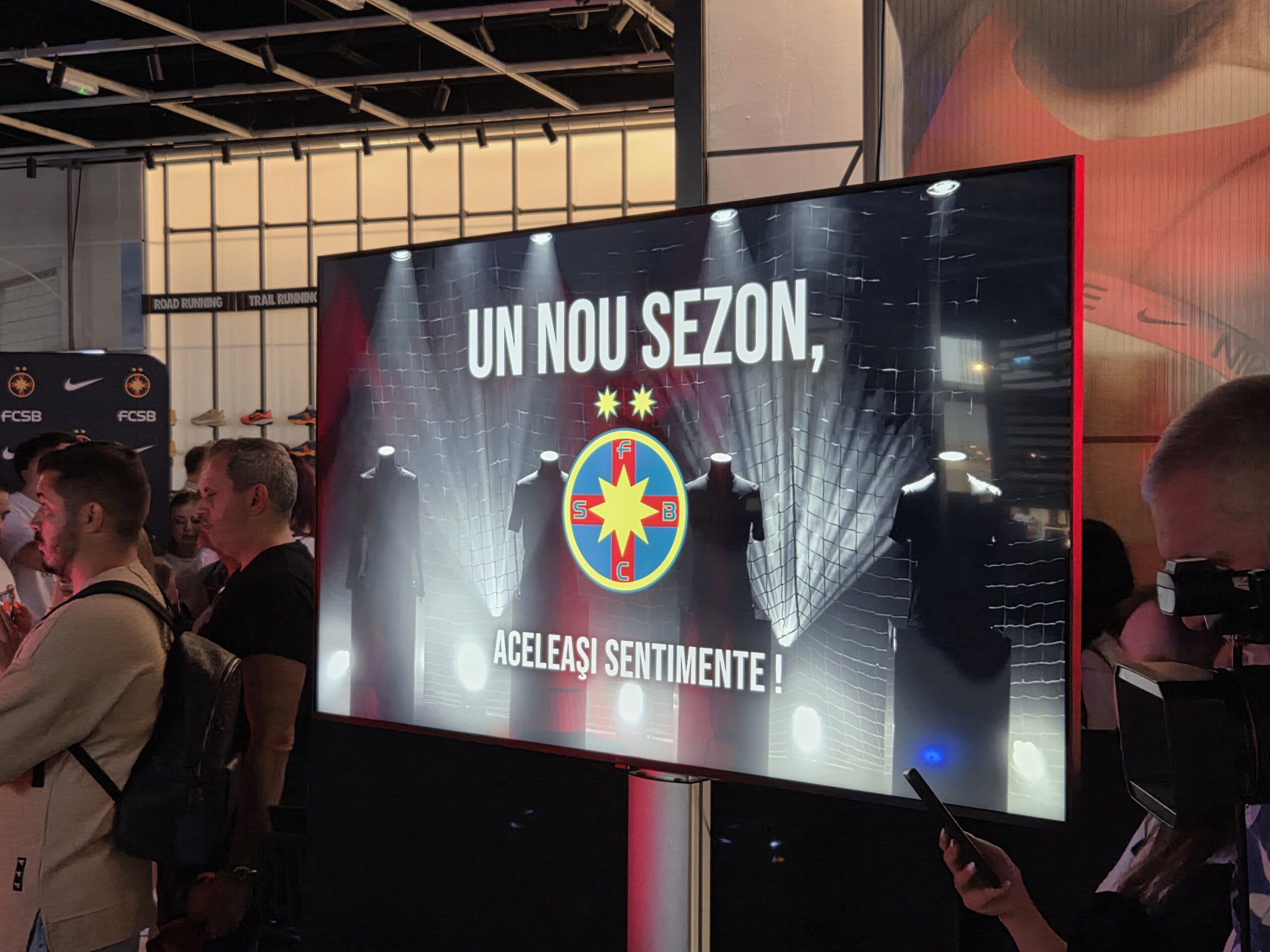Fotbalisti prezentând noul tricou FCSB la București