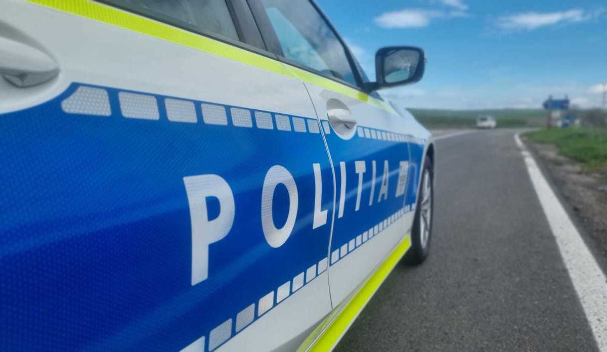 Polițiști rutieri în zona de lucru pe DN 67 Gorj