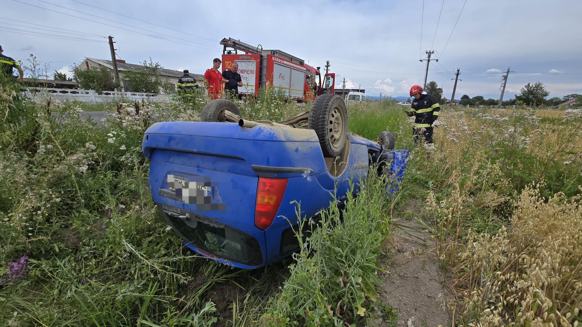 Mașină răsturnată în șanț după impact cu stâlp de electricitate în Valea Vinului