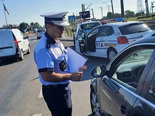 Polițiști rutieri verificând un șofer în trafic, Satu Mare