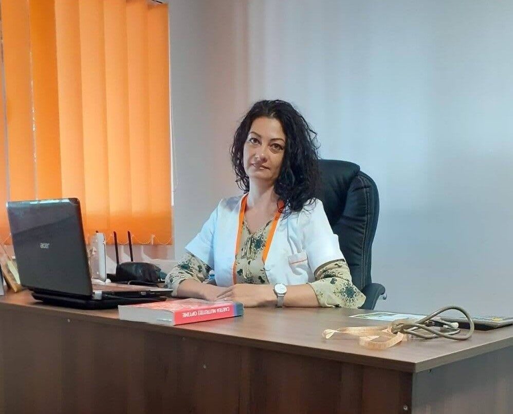 Mașină răsturnată după impact cu stâlp în județ
