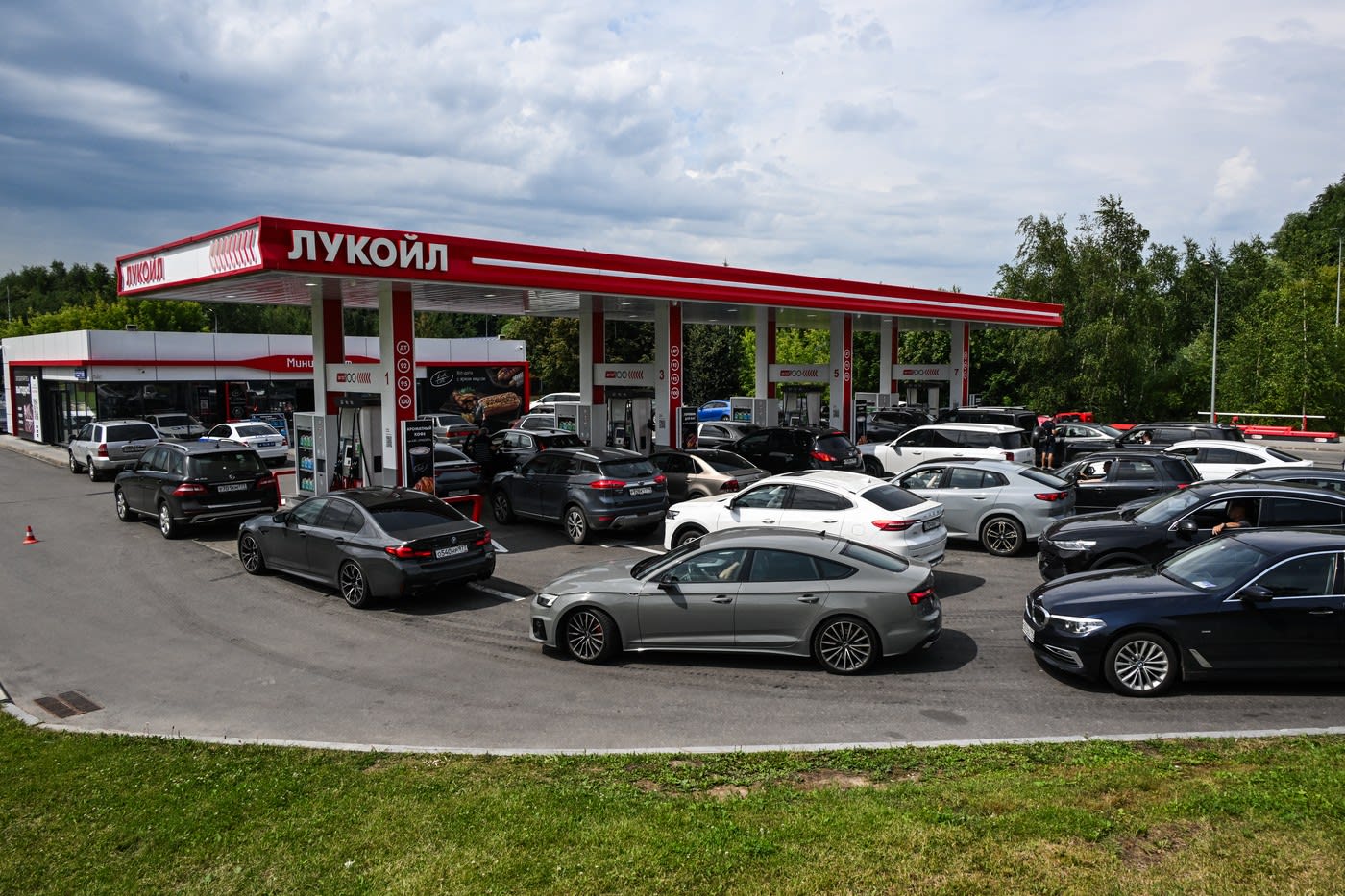 Cozi de mașini la o benzinărie Lukoil din Moscova, Rusia, în 10 iulie 2026