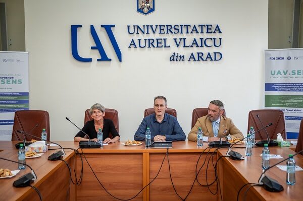 Studenți participând la cursuri de antreprenoriat în sala universitară din Arad
