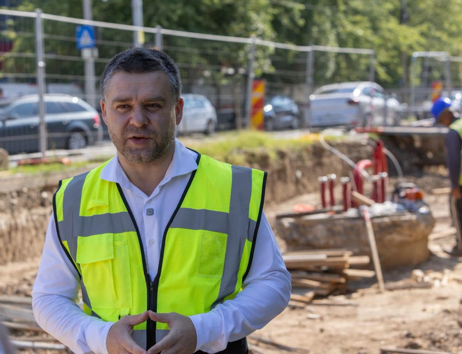 Primar Ciprian Ciucu verificând șantierul din București