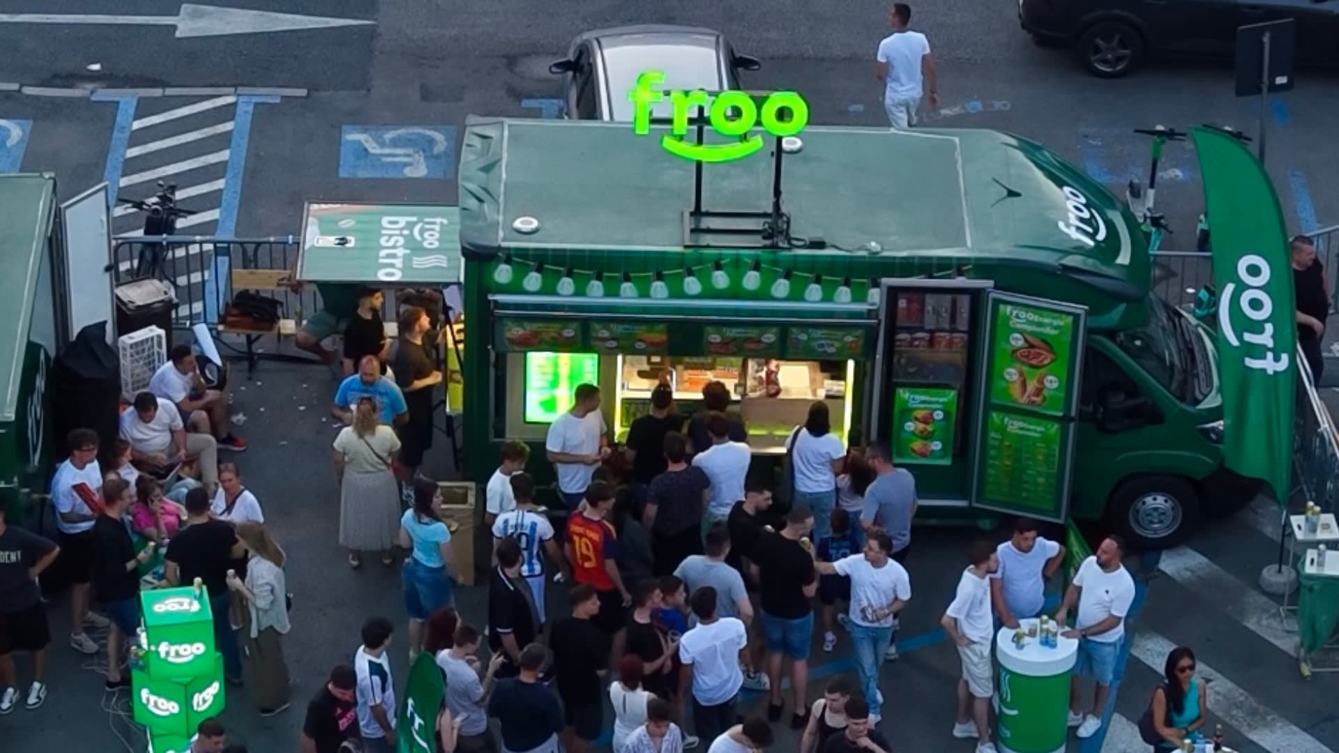 Food truck Froo în Piața George Enescu, București, preparate calde și băuturi reci