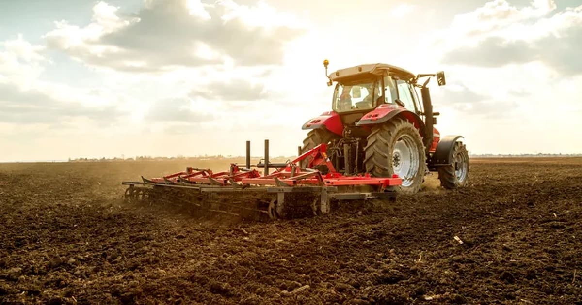 Fermieri români discutând despre agricultura