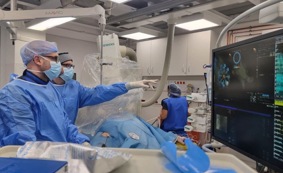 Echipă medicală din Cluj efectuează procedură minim invazivă pentru ritm cardiac