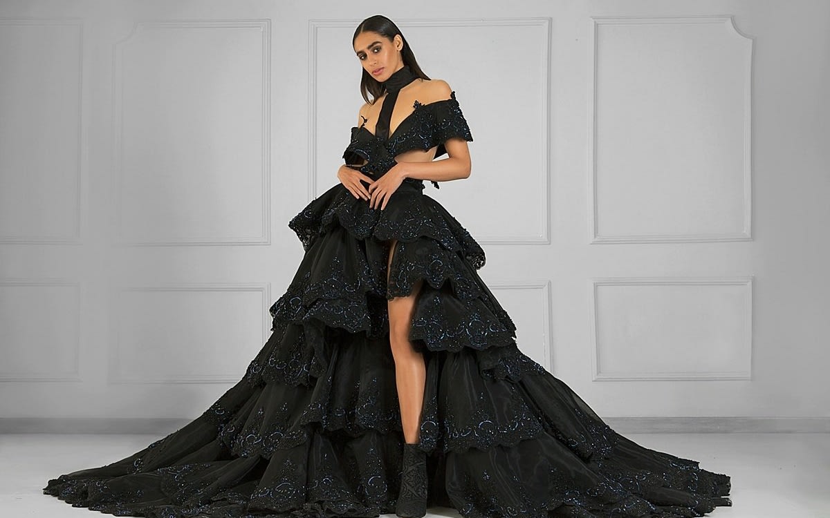 Femeie în rochie elegantă la eveniment de seară