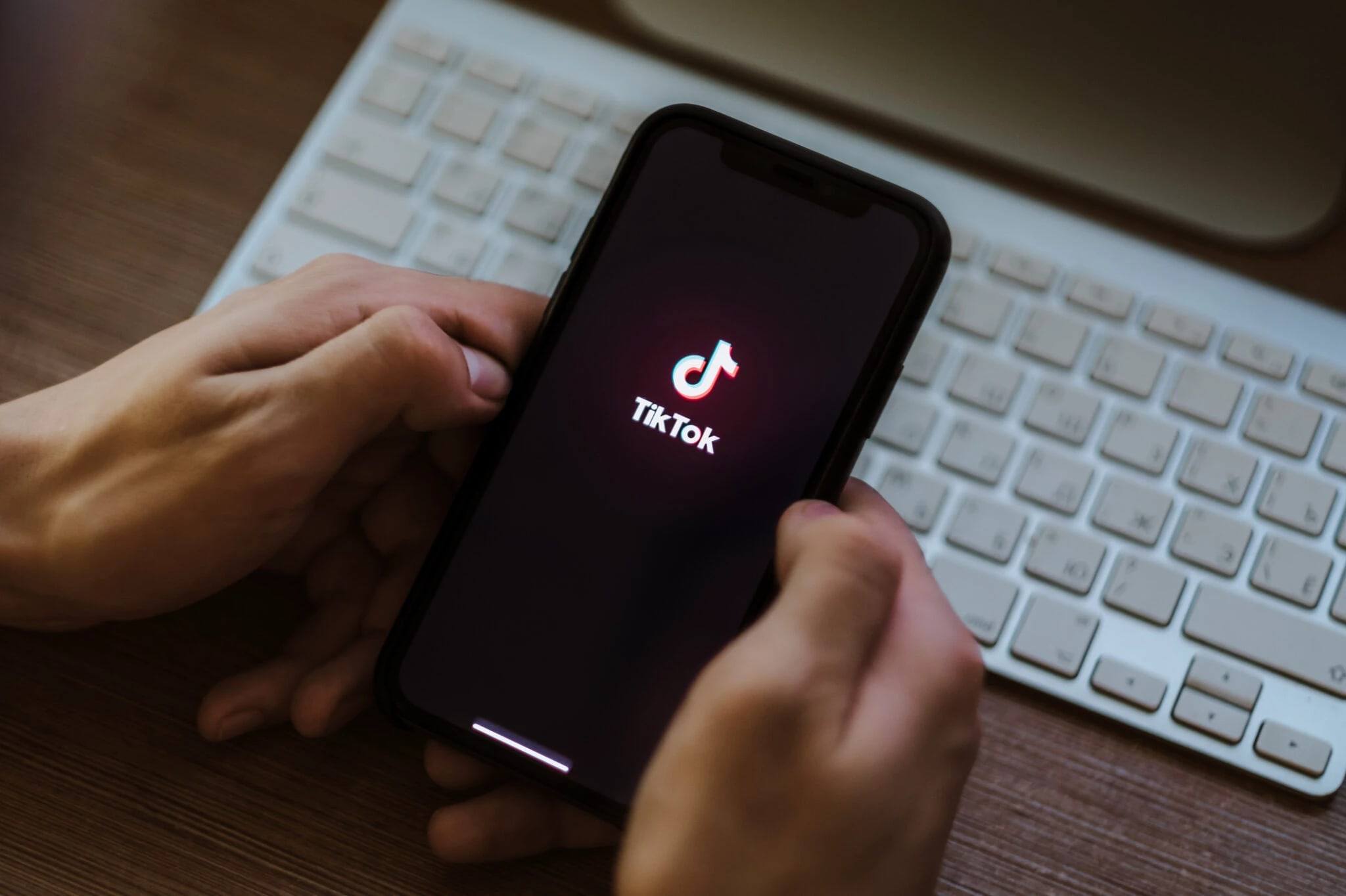 Tineri utilizând social media pe dispozitive mobile în mediul urban