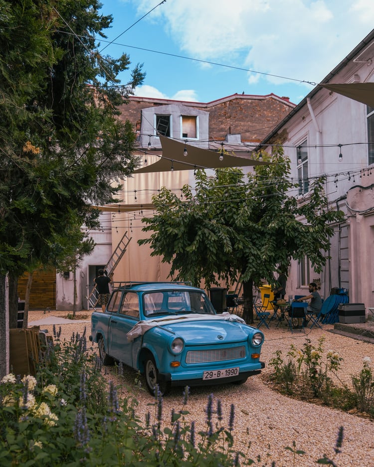 Clădire istorică pe strada Biserica Amzei, cu curte interioară și spații pentru proiecte culturale