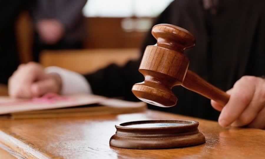 Judecător cu gavel și documente în sala de judecată