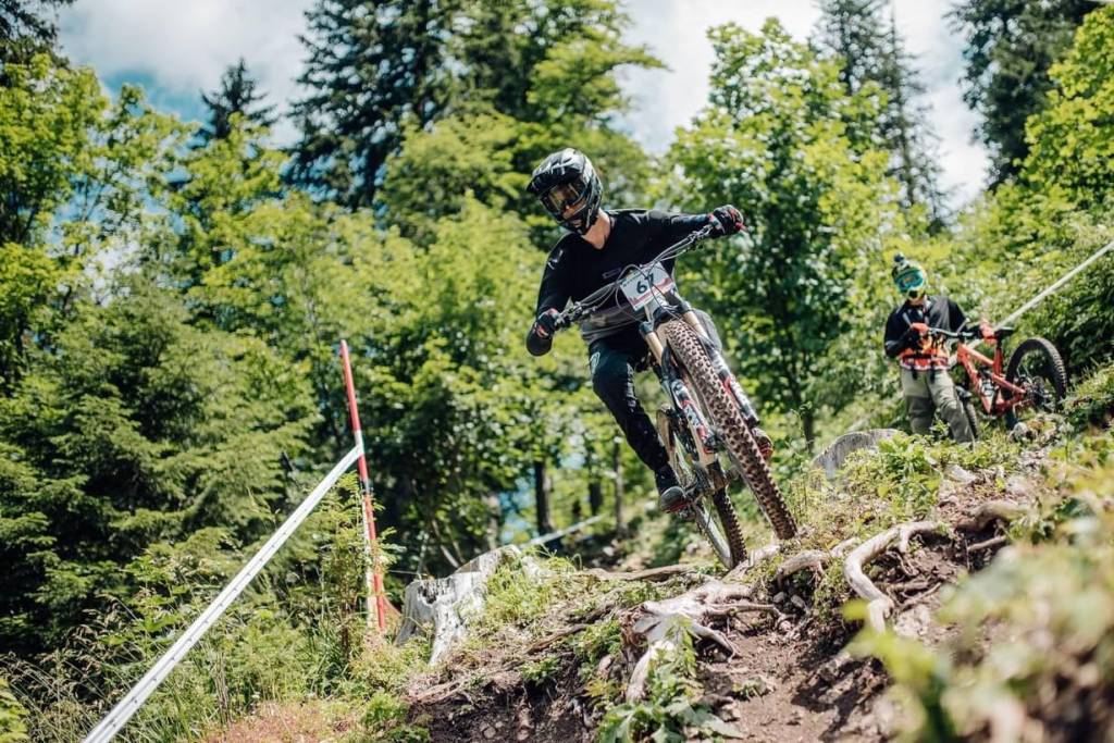 Telegondola în Poiana Brașov cu bicicliști urcând pe trasee montane