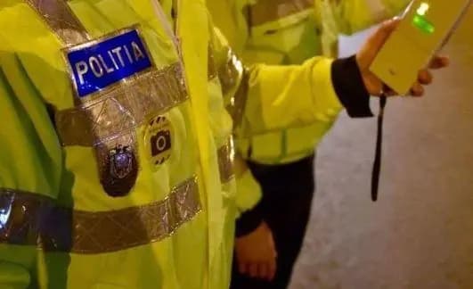 Polițist în uniformă verificând un șofer băut în Râșnov