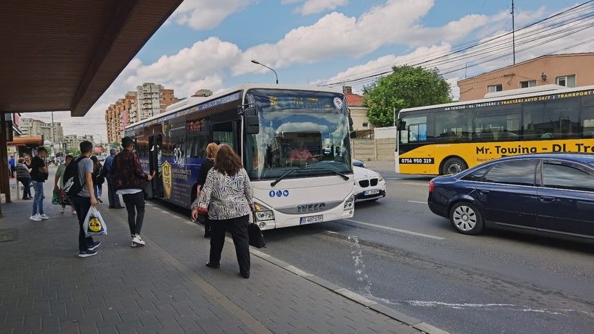 Autobuz în trafic în Bacău, transport public