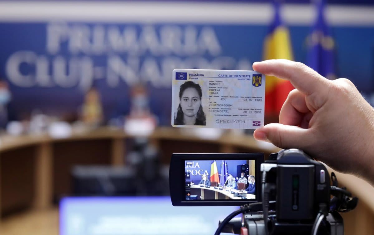 Oficiu consular cu cetățeni români solicitând acte
