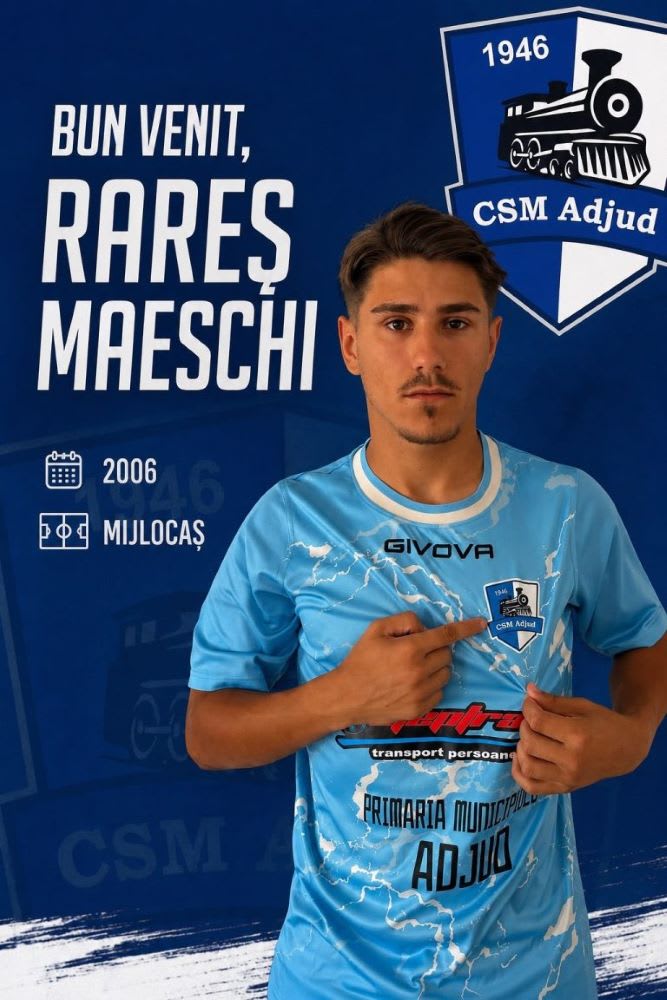 Jucător de fotbal în tricou alb, acasă, în teren