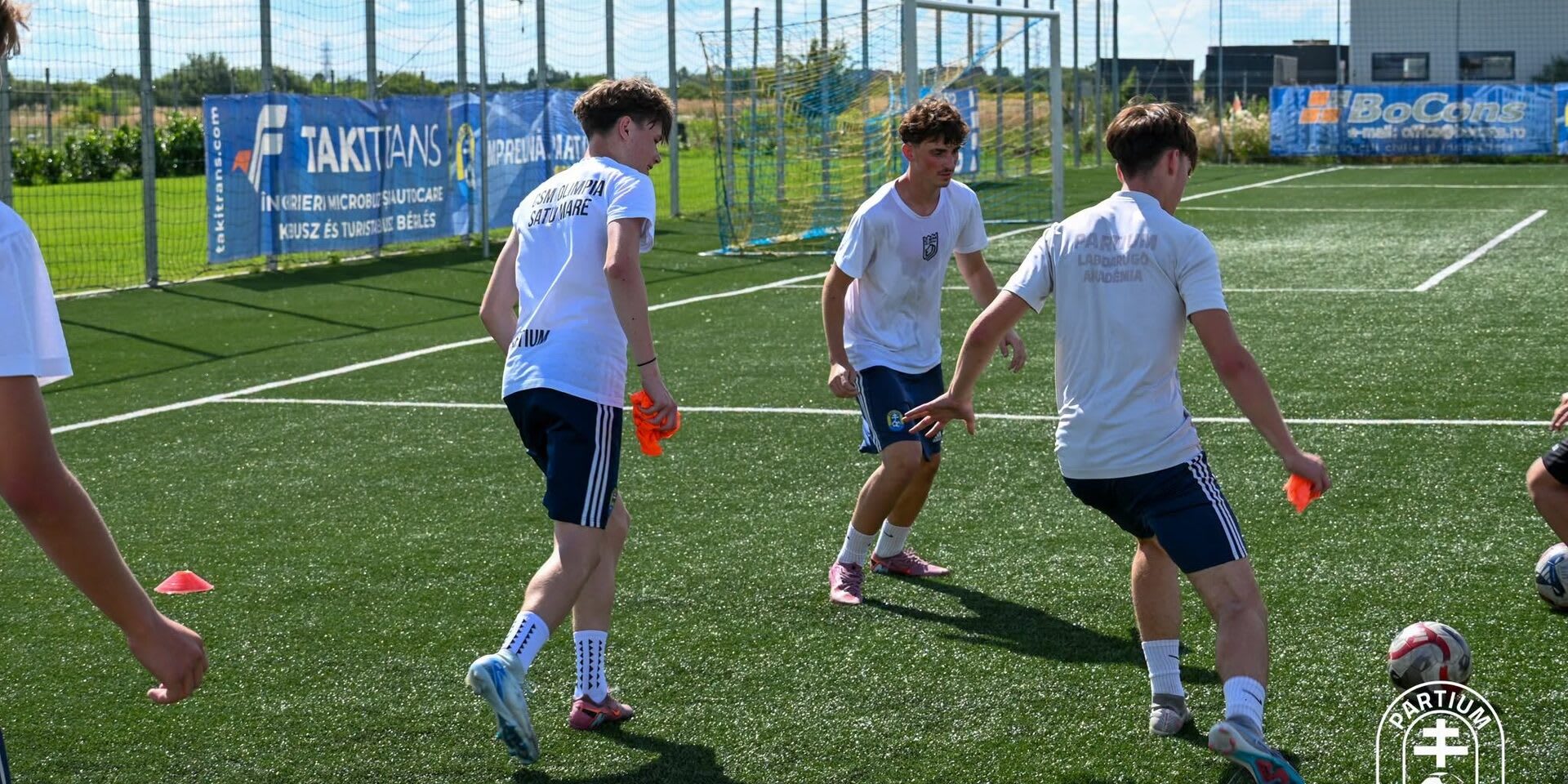 Tineri fotbaliști în acțiune pe terenul bazei sportive din Satu Mare