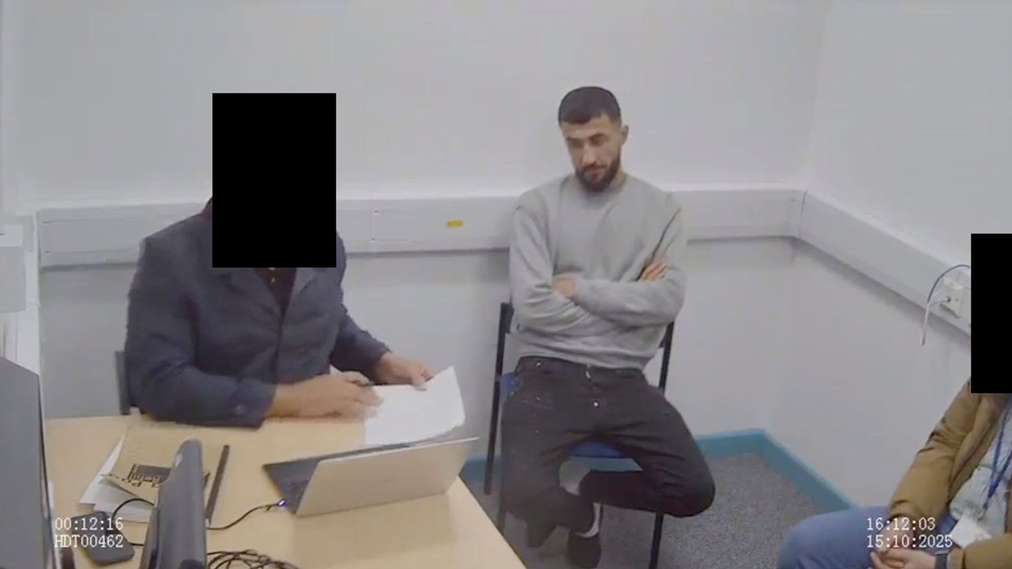 Polițist britanic în uniformă cu escortă, Brighton, plajă