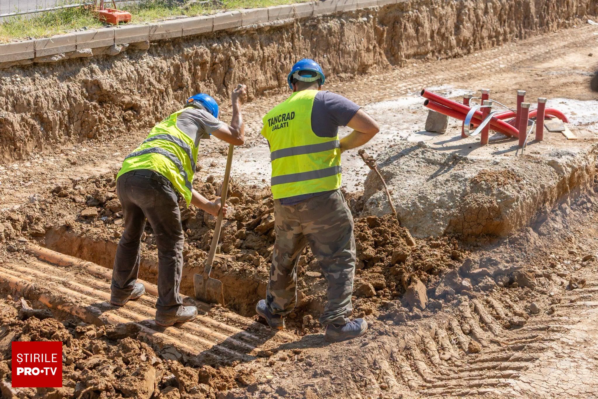 Echipe de muncitori și utilaje pe șantier în București