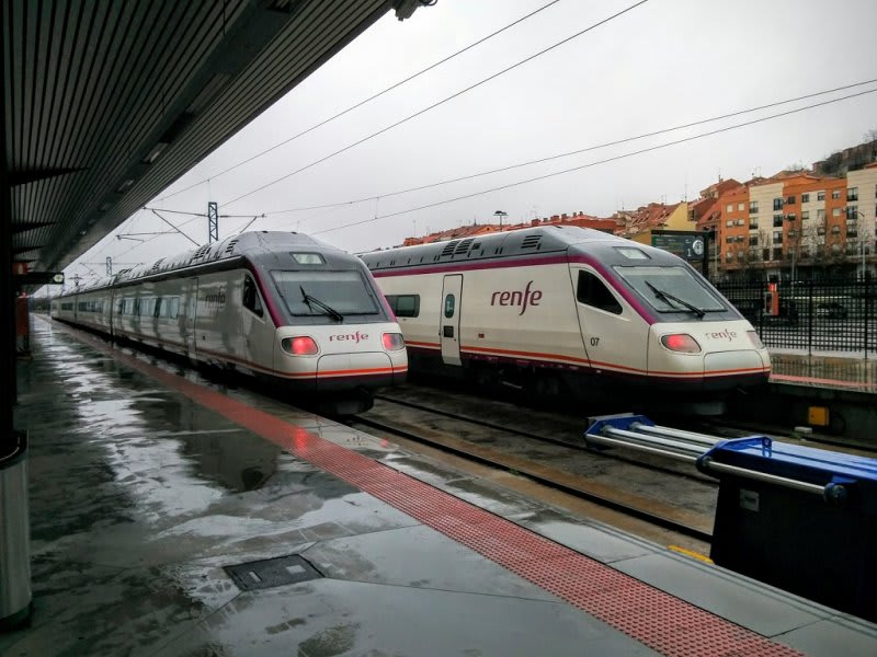 Tren de mare viteză polonez pe magistrală modernizată, în timp ce trenuri românești stau în garaj